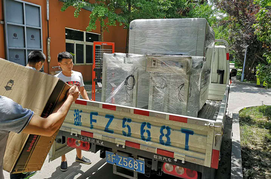 南通客戶SMT設(shè)備專車送貨，貨到上門安裝調(diào)試