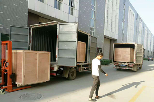 宜興客戶SMT設(shè)備專車送貨，貨到上門安裝調(diào)試