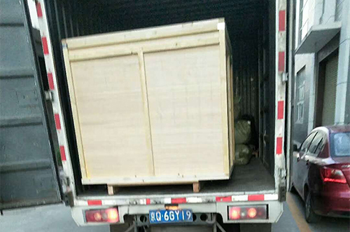 重慶客戶SMT設(shè)備專車送貨，貨到上門安裝調(diào)試