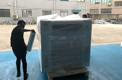 深圳客戶SMT設(shè)備專車送貨，貨到上門安裝調(diào)試