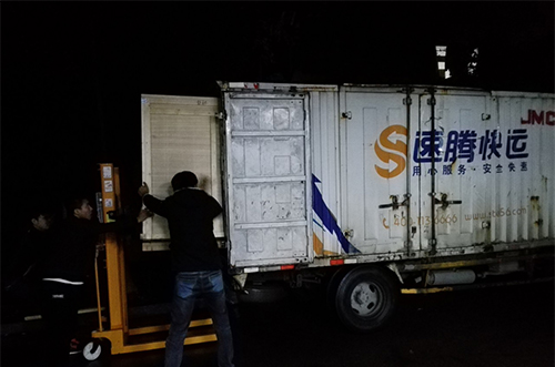 湛江客戶SMT設(shè)備專車送貨，貨到上門安裝調(diào)試